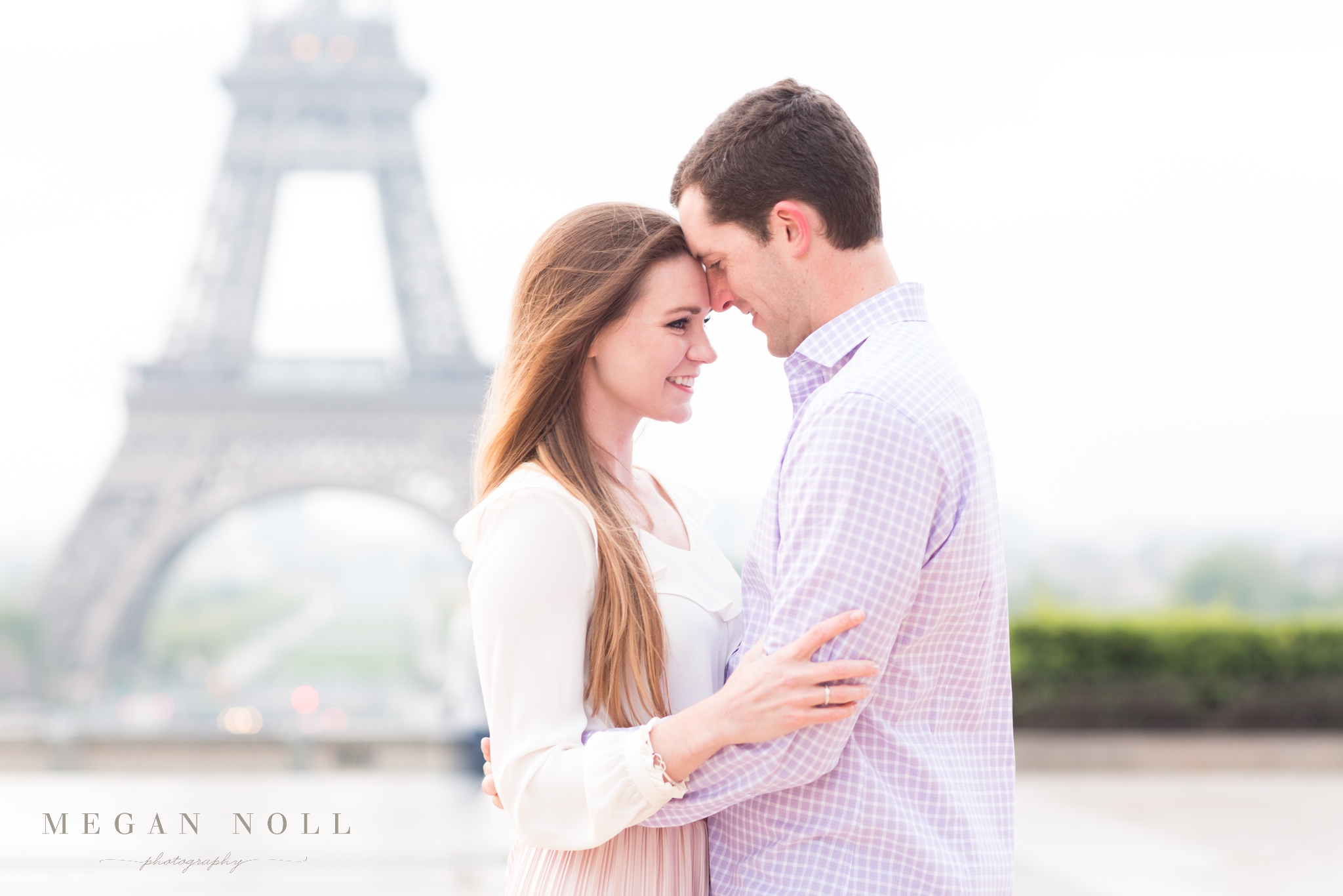 Tour De Eiffel Pictures, Engagement Pictures in Paris