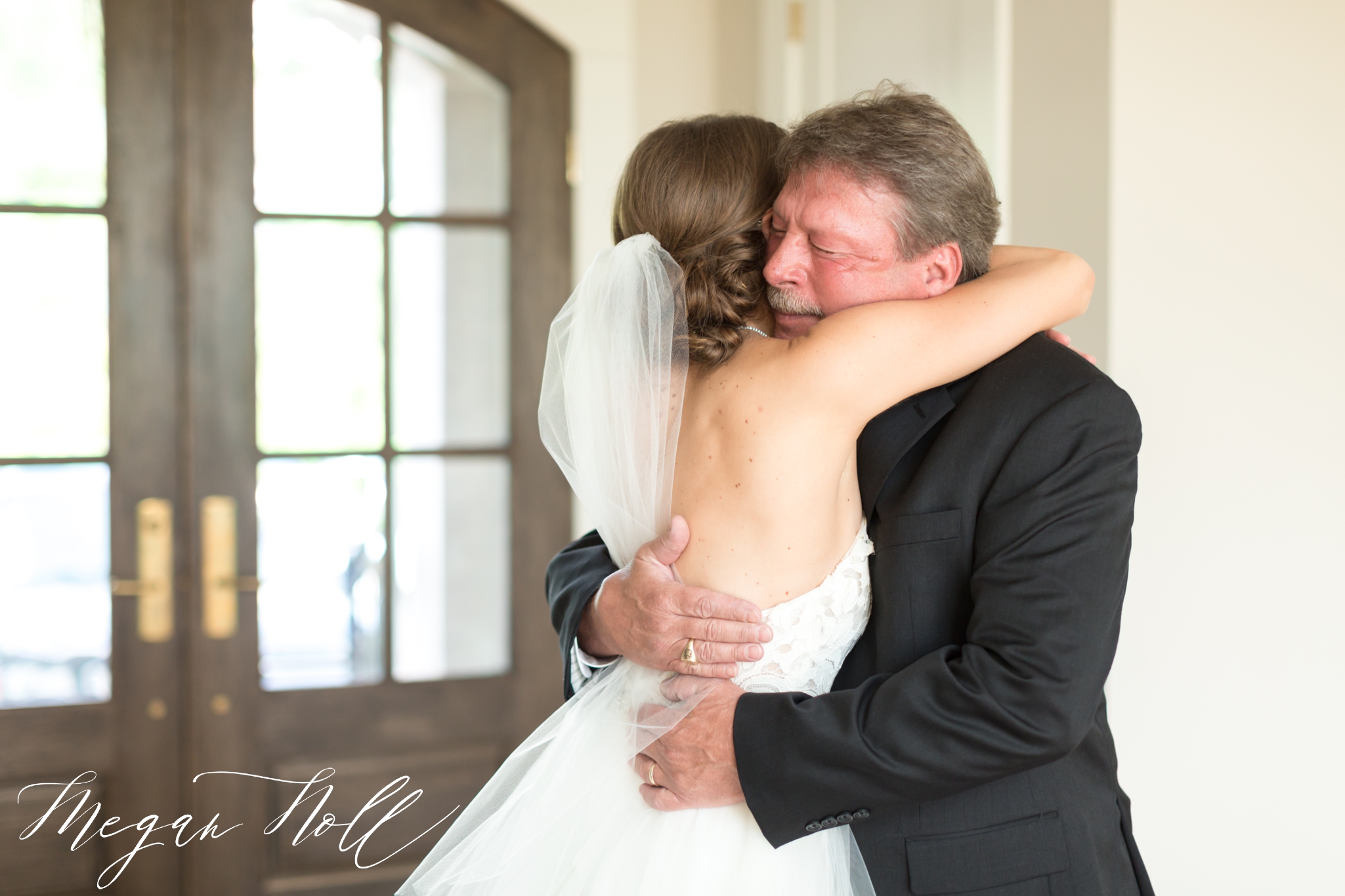 Bride and her father in emotional first look for Cincinnati Wedding