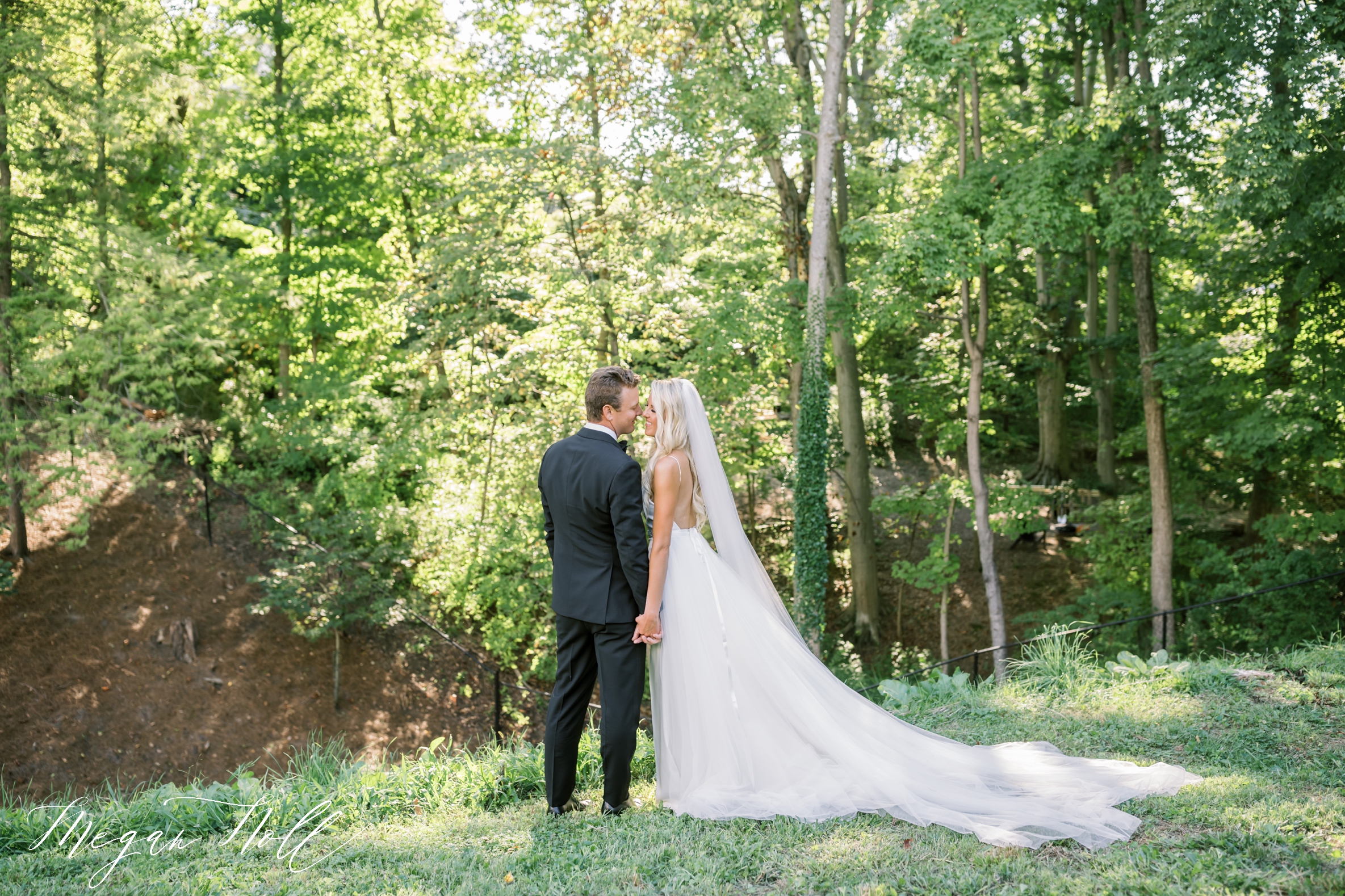 Lexington Kentucky Wedding Photographer takes photos of Bride and Groom