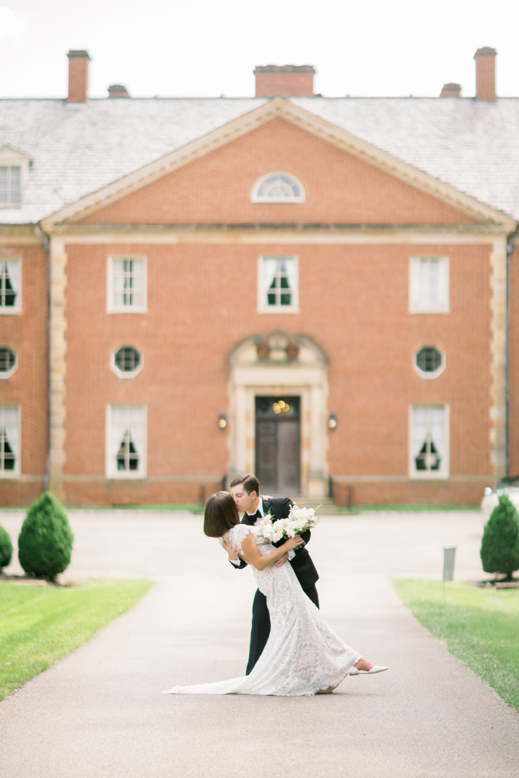 couple dipped and kissed outside of Peterloon Estate