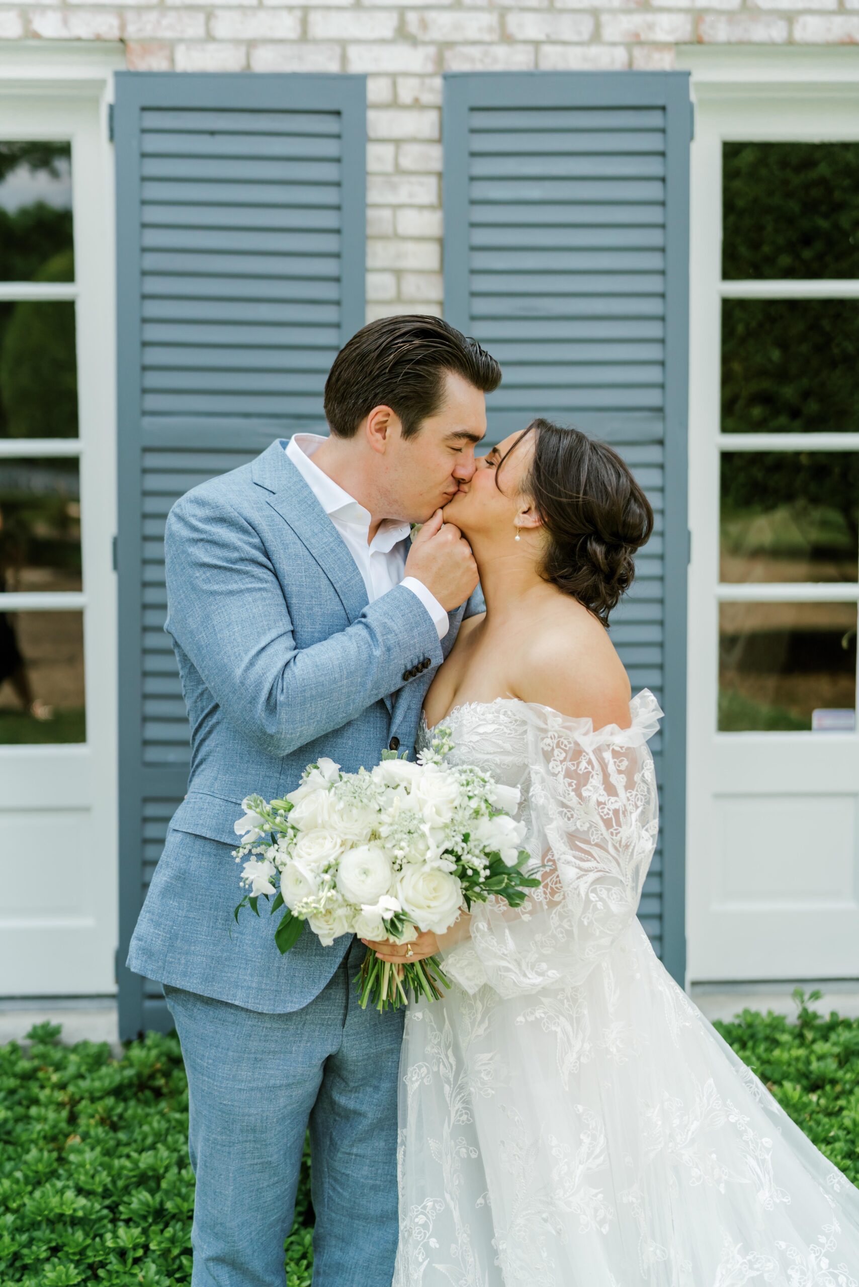 Bride and groom kiss at the Pittsburgh wedding