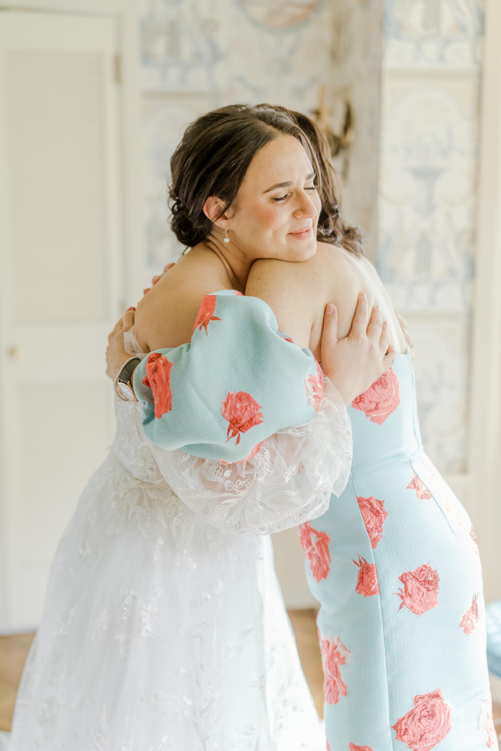 Bride and mother hug at Pittsburgh wedding