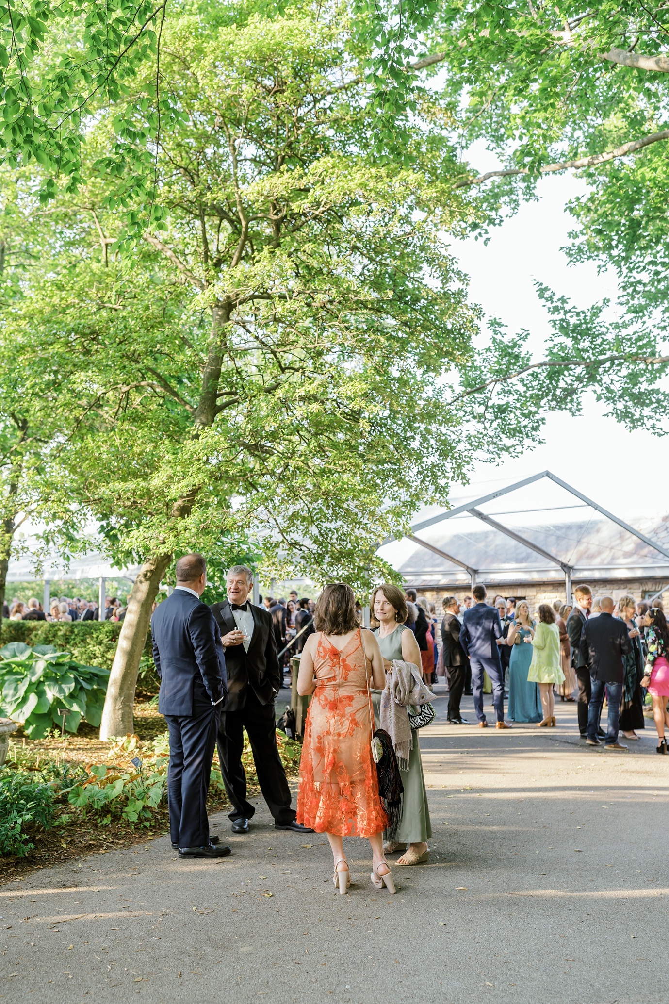 Guests enjoy the Yellow Dell Gardens cocktail hour