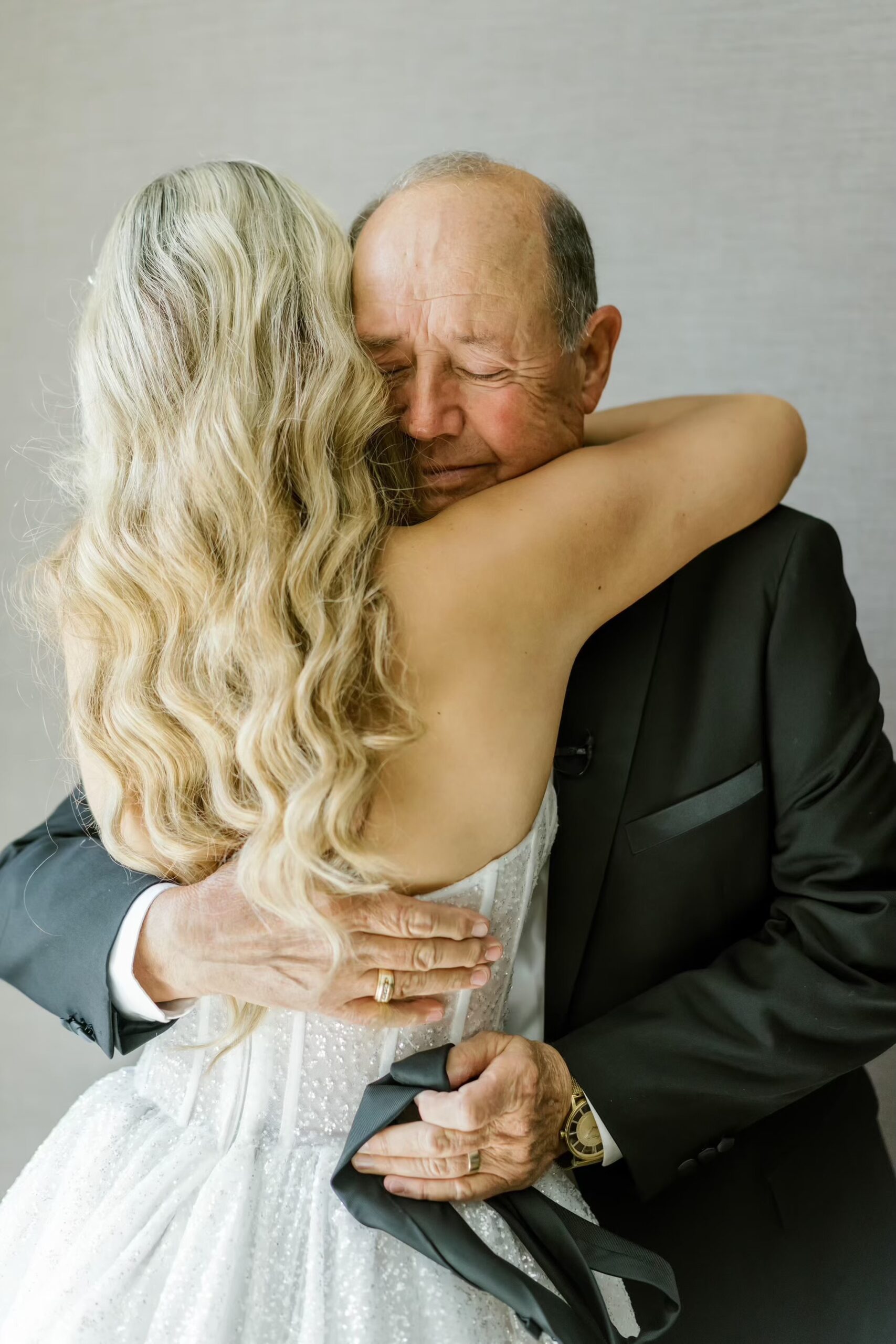 Bride and father share emotional first look
